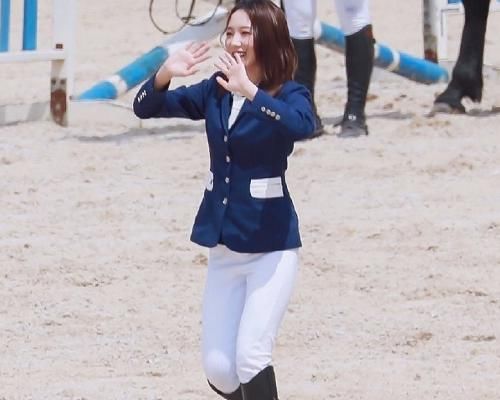 肚子|跑男换上马术服,节目组关10级瘦身滤镜后,蔡徐坤肚子太抢镜