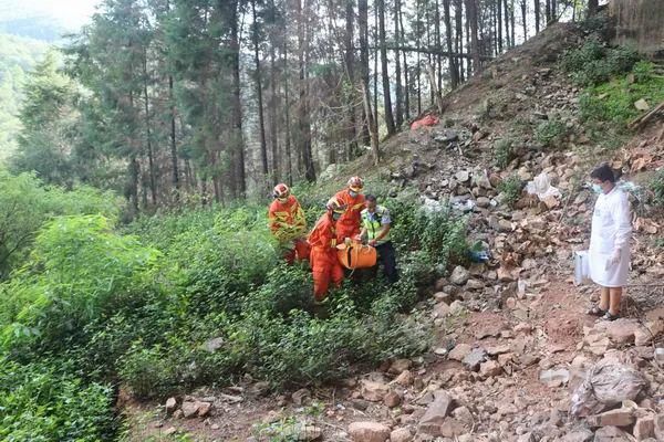  大新公路19|车辆翻下山坡，驾驶人做了一件事，仅受轻伤！