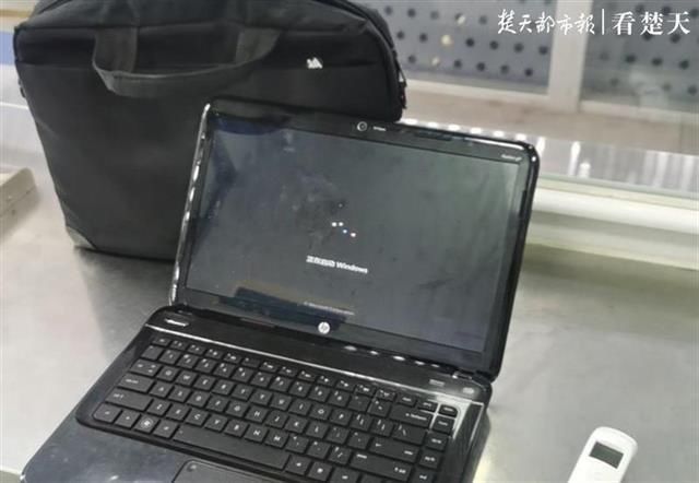  电脑|小伙大意将电脑落在公交站台，细心BRT员工完璧归赵