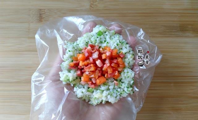 做法|这早餐上桌秒光,抗饿又解馋,做法超懒人,1拍1捏,1分钟做10个