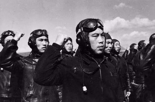 拼命三郎|最后一发炮弹是自己！遭敌围攻毫无惧色，“拼命三郎”战机带火撞向美机