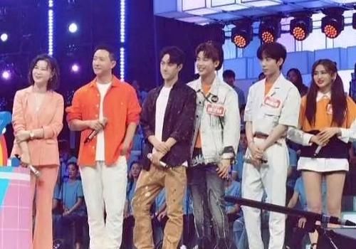  赵丽颖|赵丽颖王一博为何在《天天》互动频繁，《快本》却少有交流？看到主题便懂