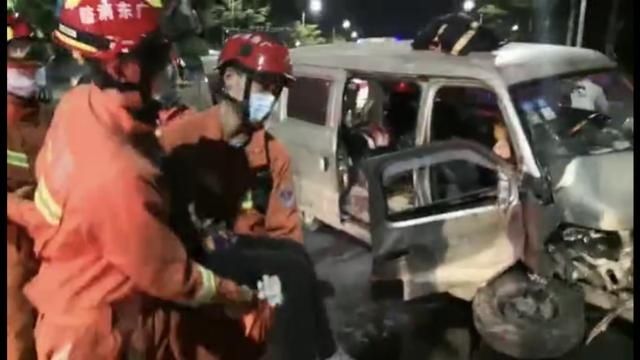  消防|荷载8人面包车撞树，深圳消防救援发现实载16人，交警介入