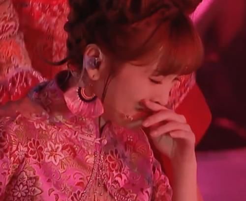  致使|《乘风破浪的姐姐》三公淘汰三人，金莎折扇掉落致使张雨绮团倒数