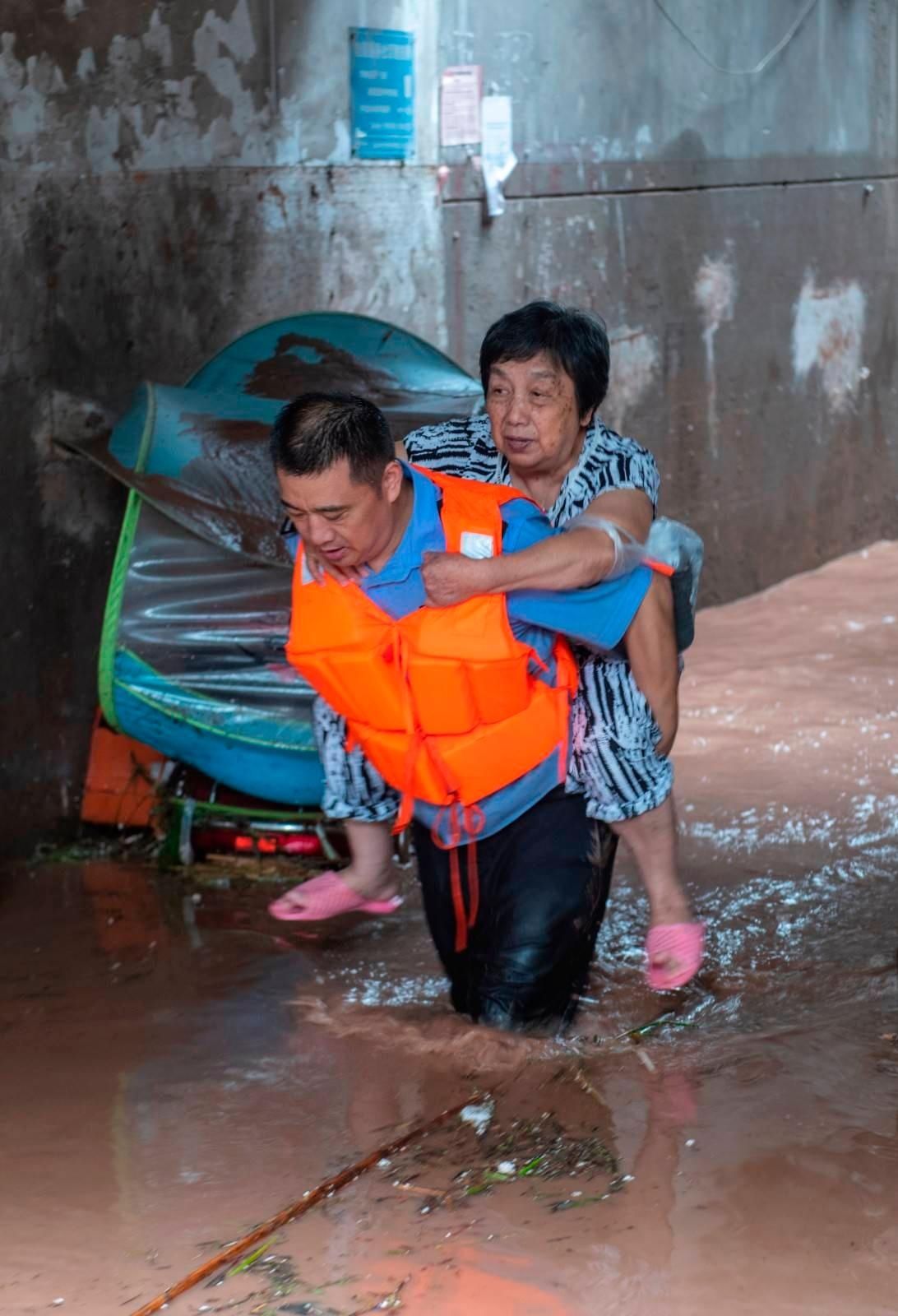  于五桥河河边的五桥|多图|直击万州救援现场