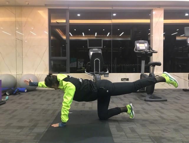 老袁|张歆艺和袁弘同框秀恩爱,她瘦身成功现尖下巴,却被吐槽是女壮士