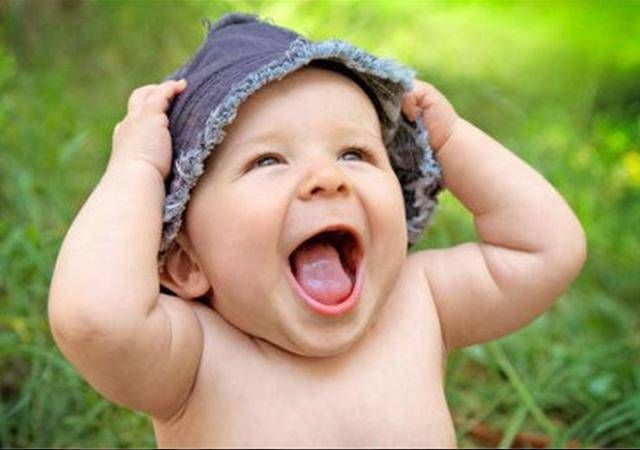  化解|不敢在家哭！年轻妈妈连续加班地铁站泪崩，却被陌生人的拥抱化解