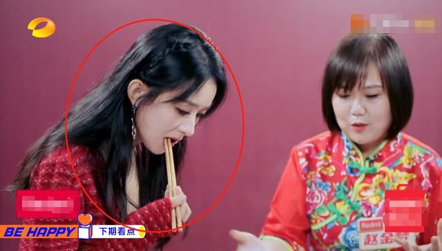  真实|赵丽颖上《天天向上》吃不停，谁留意到汪涵的眼神？好真实