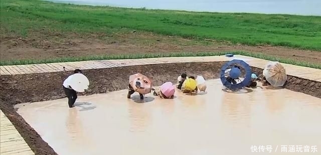 撑伞|跑男们这次太拼了,泥潭中撑伞奔跑,李晨蔡徐坤等被溅一脸泥