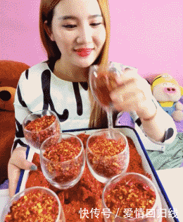 美女|搞笑GIF：美女直播吃辣椒，真是花样百出