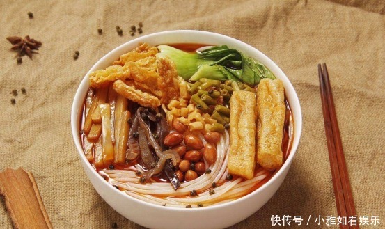  发家致富|中国这个村子，靠捡石头就能够发家致富，游客：不可思议