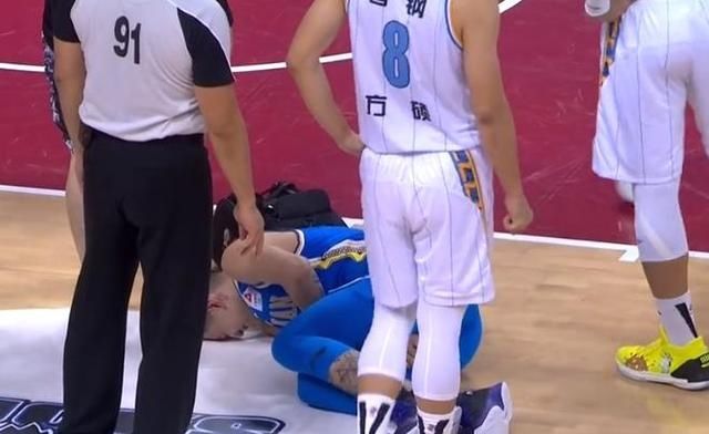 双重|福建队遭双重打击！球队被吊打，核心球员还受伤，凯撒真的急了