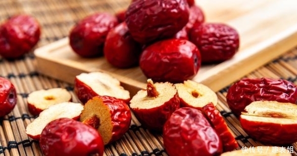 放进锅中|进入三伏天后,每天喝一碗银耳汤,防暑降温,清爽舒适一整天