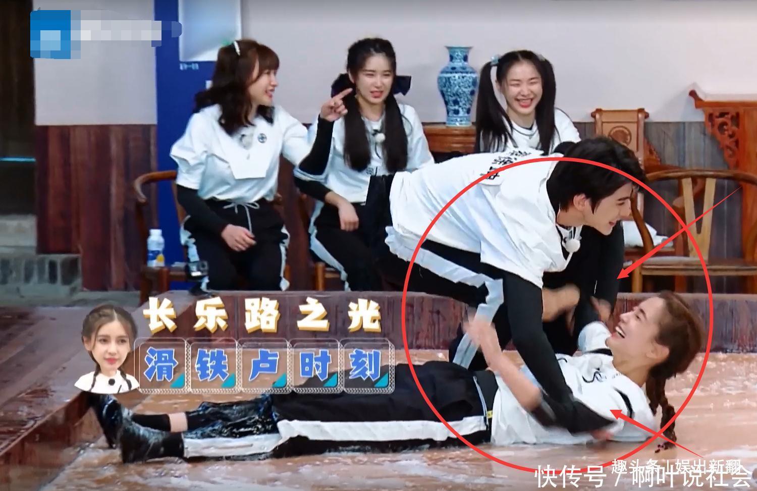 蔡徐坤|Baby不慎滑倒,看清蔡徐坤帮扶手放的位置,Baby真没白叫他弟弟