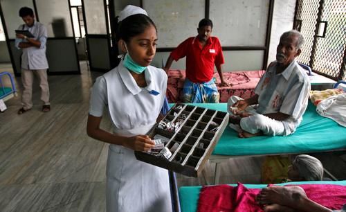 混入|两名清洁工冒充医生混入医院,对新冠女患者行不轨被抓