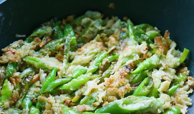  回味|大厨教你辣椒最好吃的做法，用面煎一煎，口感酥脆令人回味