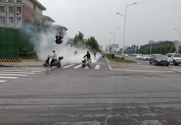  标准|偶遇电动车着火，三位好心路人给出“标准救援答案”