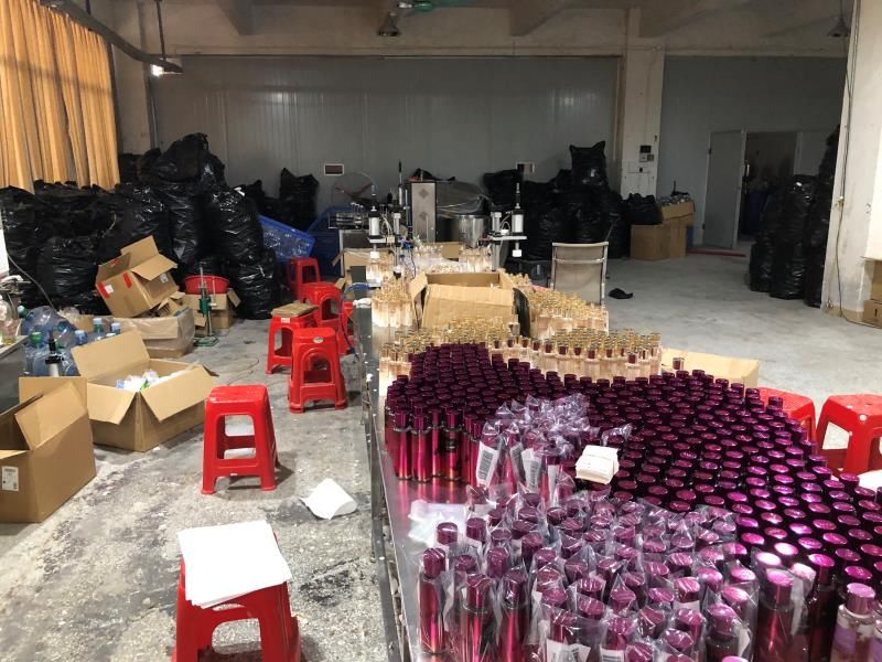 成本|12万支假维秘香水被查:网上自学调配,一支成本十元