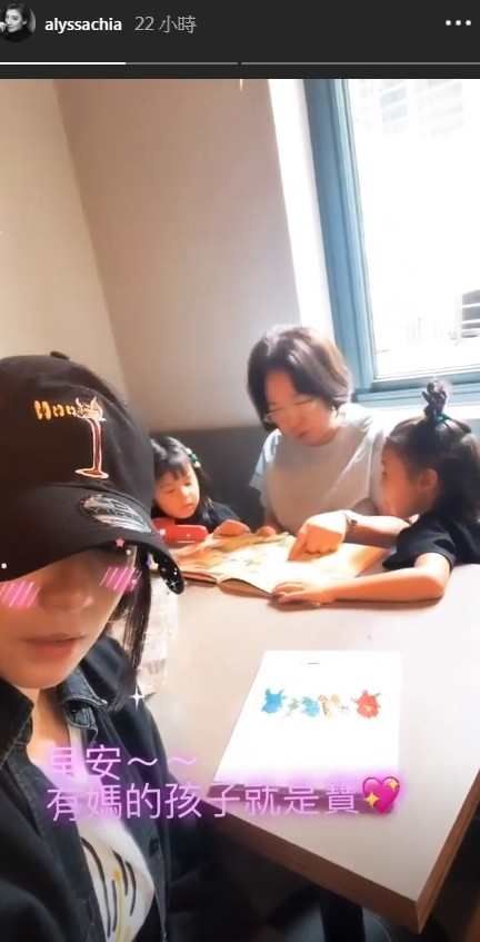  颜值|贾静雯祖孙三代高颜值同框 3岁Bo妞门牙掉了