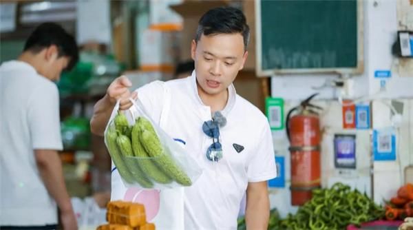  黄晓明|中餐厅成“变形计”，嘉宾暴露真实颜值，黄晓明林大厨性格“互换”！
