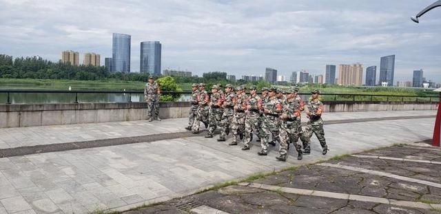 参加|百官街道组织民兵参加上虞军人风采展