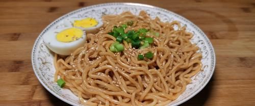 辅料|葱油拌面,分三步就能搞定,从葱油到煮面,好吃的技巧如此简单