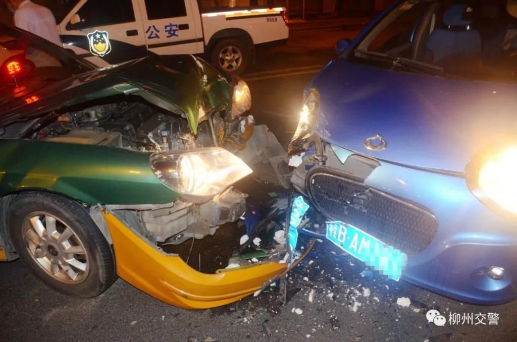  事故|桂B小轿车为避让电动车，竟撞向对向出租车！全责！