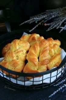  面包|松软香甜值得一试，炼乳椰蓉面包