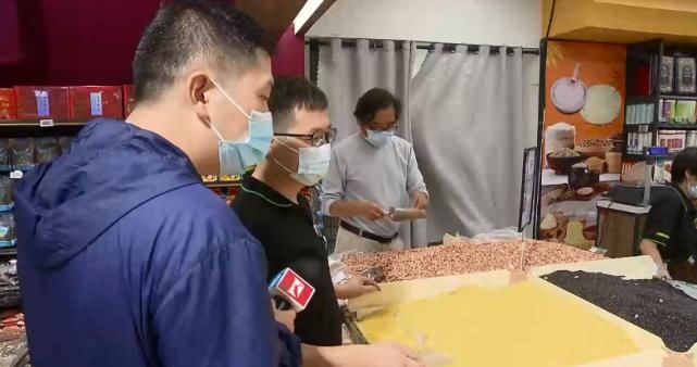 散装|沪上知名超市散装杂粮爬满小虫！店家说都不要紧！坊记来了，没想到…