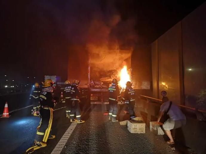  满满|昨夜杭州绕城高速上，邮政货车起火，满满一车快递……