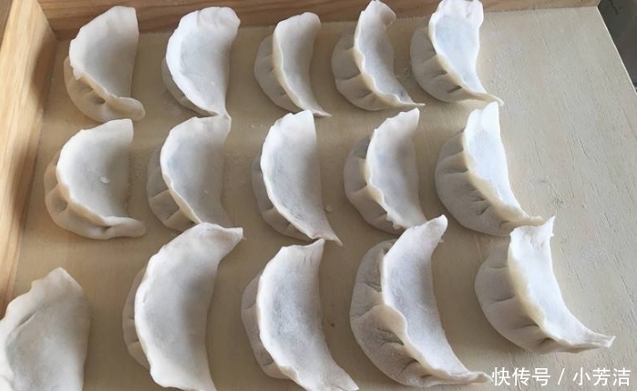 可口|调韭菜饺子馅,教你几个小技巧,韭菜不出水不变色,鲜香可口