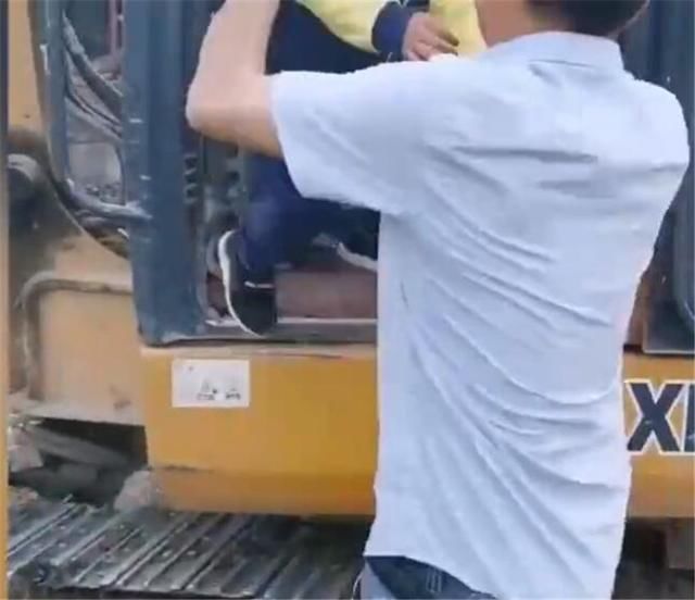  挖掘机|萌娃近距离看挖掘机，被司机叔叔抱进驾驶室，网友：人生赢家