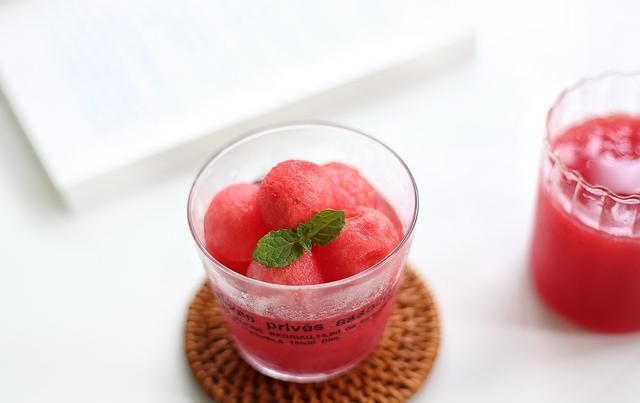  西瓜汁|西瓜买回来别直接吃，换个小花样，口味升级，清凉软嫩好消暑