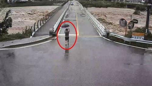 暴雨|59岁男暴雨喊 别再过来 徒手阻车过桥30秒桥崩坠河