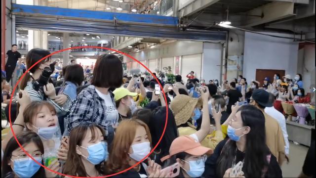 套路|《天天向上》昆明被投诉王一博躲人潮套路深,官博发晒黑照扎心