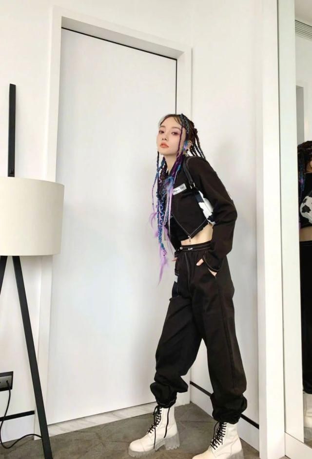  青春|李小璐罕见走机场，穿卡通少女T恤大秀“牛奶腿”，嫩到看不出39