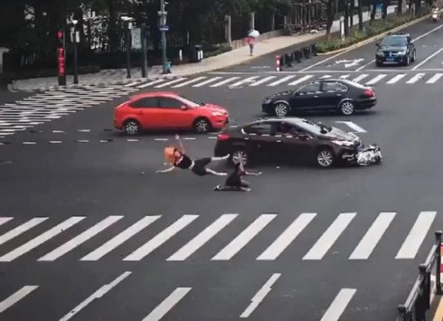  交通|为交警点赞！学生骑电动车闯红灯被撞飞，处理结果让人拍手称快