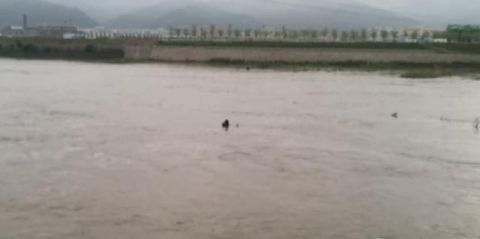  救援人员|钓鱼遇开闸放水，七旬老人被困河中心