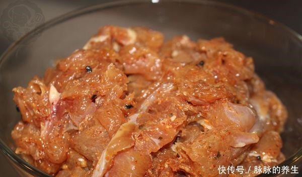 般配|鸡肉和它最般配，炒一炒就上桌，爽滑鲜嫩营养高，连汤汁都不剩