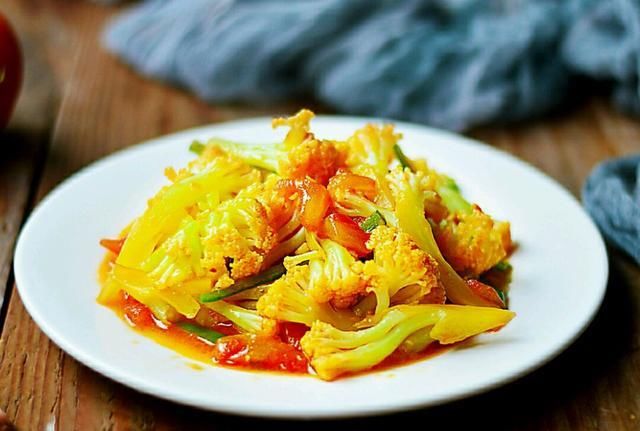  道菜|大厨带来花菜新吃法，3种蔬菜加1把盐炒一大盘，营养美味好下饭