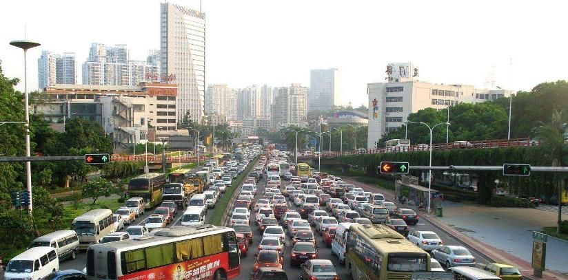  行人|开车误撞了闯红灯的行人，用不用负责？不懂到时吃亏也没地说理