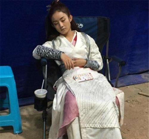  片场|明星片场休息在干嘛，鹿晗玩水枪，王源被公主抱，看到邓伦：秀恩爱呢？