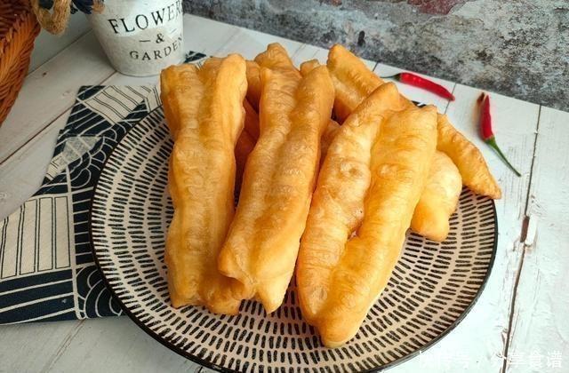  美食|我国传统的美食小吃，炸油条想要蓬松酥脆，最忌加酵母粉