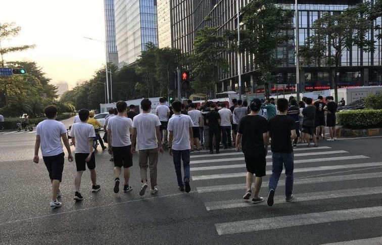  行人|开车误撞了闯红灯的行人，用不用负责？不懂到时吃亏也没地说理