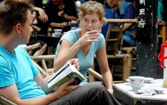 你好|英国游客在中国卖茶叶遭到拒绝,老板无奈:这点我直接送你好了