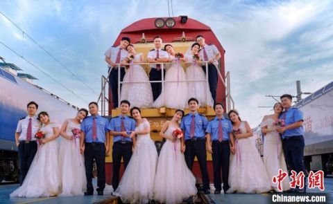 火车|曾因疫情影响推迟婚礼 广西10位火车司机七夕补拍婚纱照