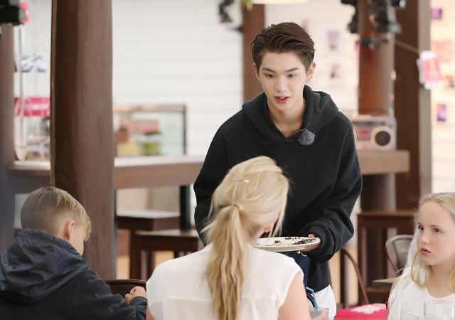  嘉宾|Jeffrey小鬼耳边密语，Justin被嘉宾扑倒在地，要亲亲抱抱举高高