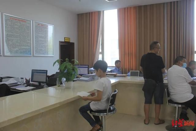 后果严重|爸爸不给抚养费，妈妈把8岁女儿丢在法院离开 法官：如后果严重或涉遗弃罪