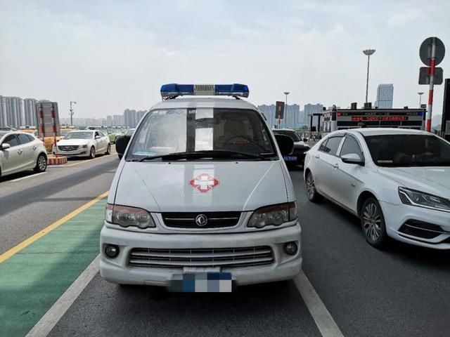  氧气瓶|连氧气瓶都没有！假救护车现身西安北站