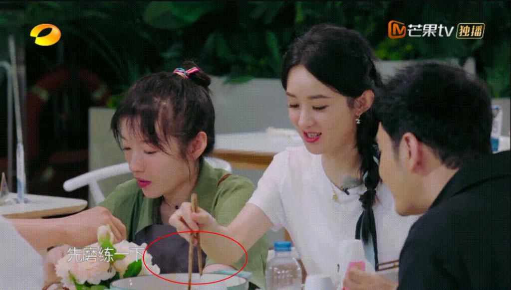  扒拉|赵丽颖筷子反复扒拉饭菜不礼貌？张亮还原真相：食材太小不好夹
